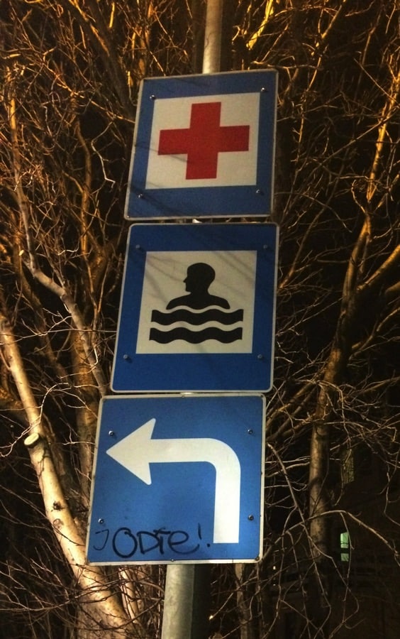 Signs to the medical clinic in Höfn