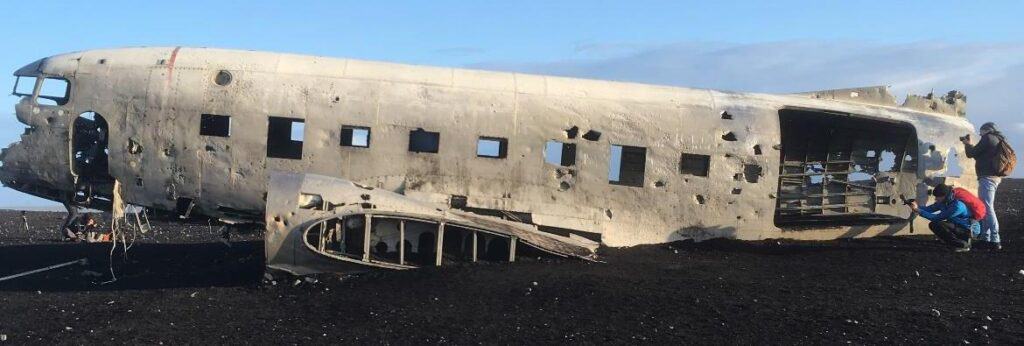 people photographing the sólheimasandur plane wreck