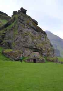 Rútshellir cave