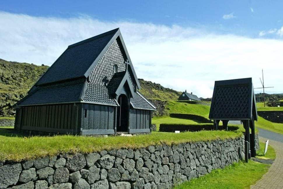 Stafkirkjan una réplica de la iglesia de madera de Haltdalen en Noruega