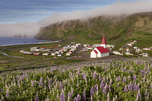 iglesia y pueblo en vík
