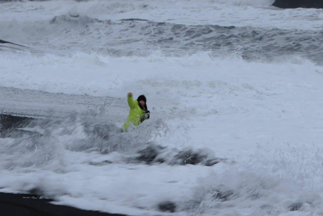 A woman in danger in Reynisfjara beach. Photo/Kristján Guðmundsson, Facebook