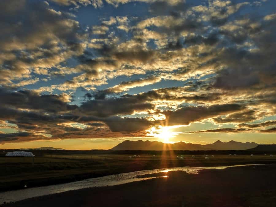 Fahrt über die Ringstraße im Sonnenuntergang