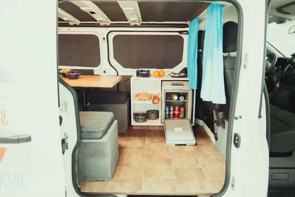 Rent renault trafic 3 interior cooler table