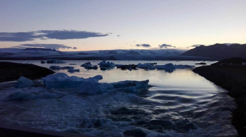 Jökulsárlón runs into the ocean