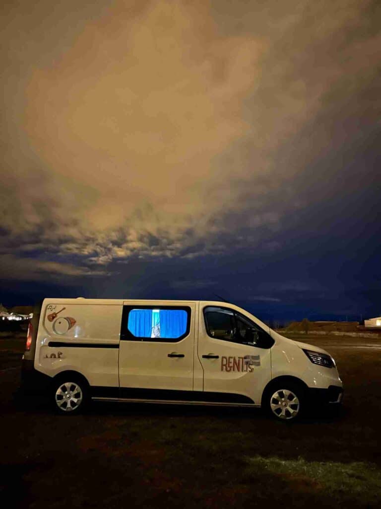 Trafic 3 camper under the night sky